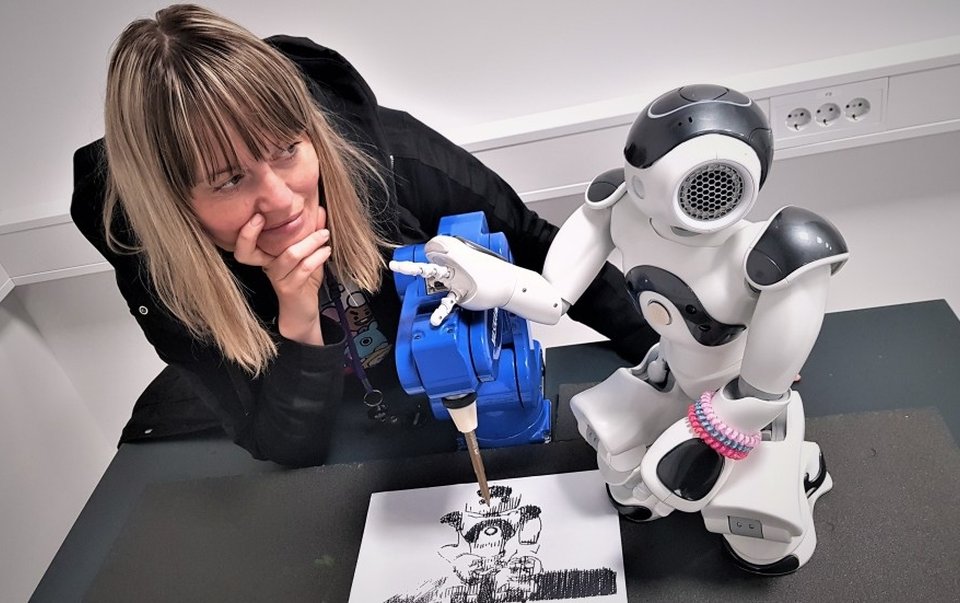 Kako oblikujemo odnose z roboti? Kakšno vlogo imajo v izobraževanju, družbi in prihodnosti?